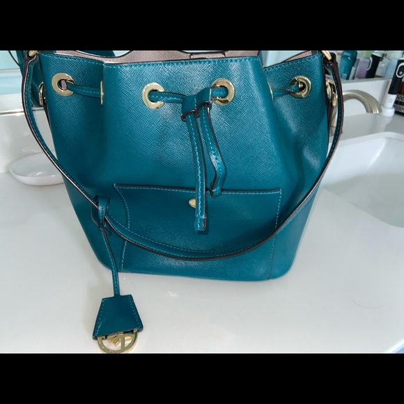 Michael Kors M SAFFIANO LEATHER BUCKET BAG - Picture 7 of 8